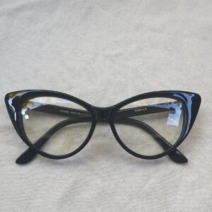 Sophisticated Black Cat-Eye Sunglasses